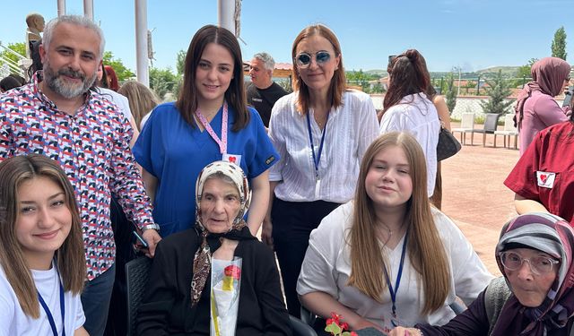 Sınav Koleji'nden Huzurevine Anlamlı Ziyaret: Gönül Bağları Güçlendi